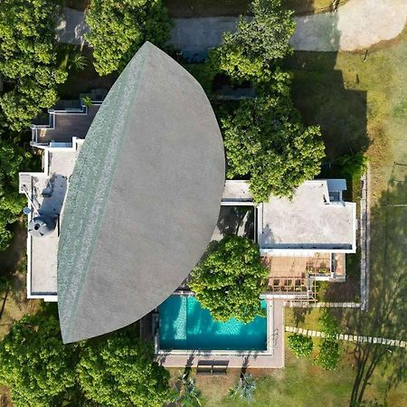 The Leaf By Stayvista - An Enchanting Escape Offering A Pool, Terrace, Lush Lawn, Contemporary Interiors, And Indoor Games Alībāg Buitenkant foto