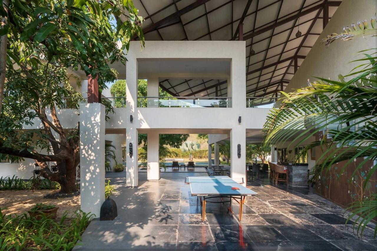 The Leaf By Stayvista - An Enchanting Escape Offering A Pool, Terrace, Lush Lawn, Contemporary Interiors, And Indoor Games Alībāg Buitenkant foto