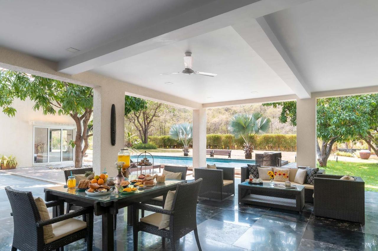 The Leaf By Stayvista - An Enchanting Escape Offering A Pool, Terrace, Lush Lawn, Contemporary Interiors, And Indoor Games Alībāg Buitenkant foto