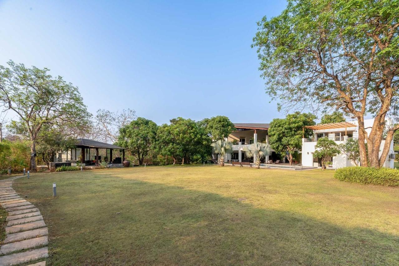 The Leaf By Stayvista - An Enchanting Escape Offering A Pool, Terrace, Lush Lawn, Contemporary Interiors, And Indoor Games Alībāg Buitenkant foto
