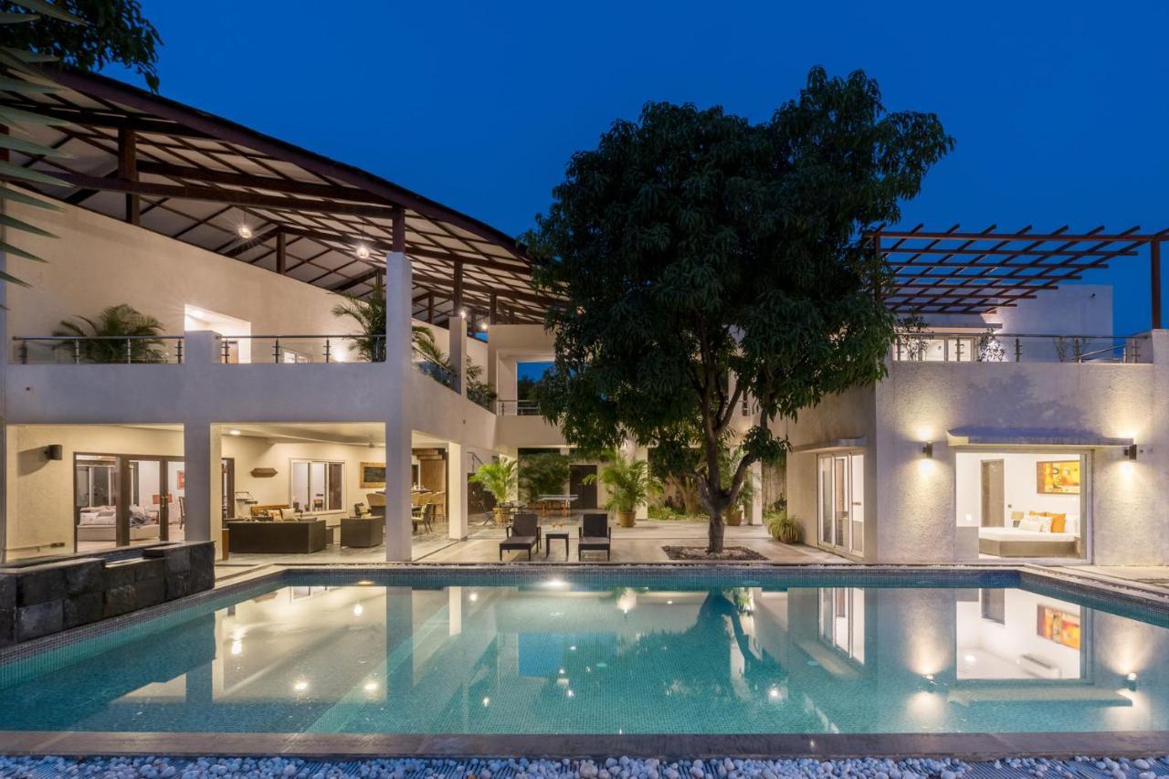 The Leaf By Stayvista - An Enchanting Escape Offering A Pool, Terrace, Lush Lawn, Contemporary Interiors, And Indoor Games Alībāg Buitenkant foto