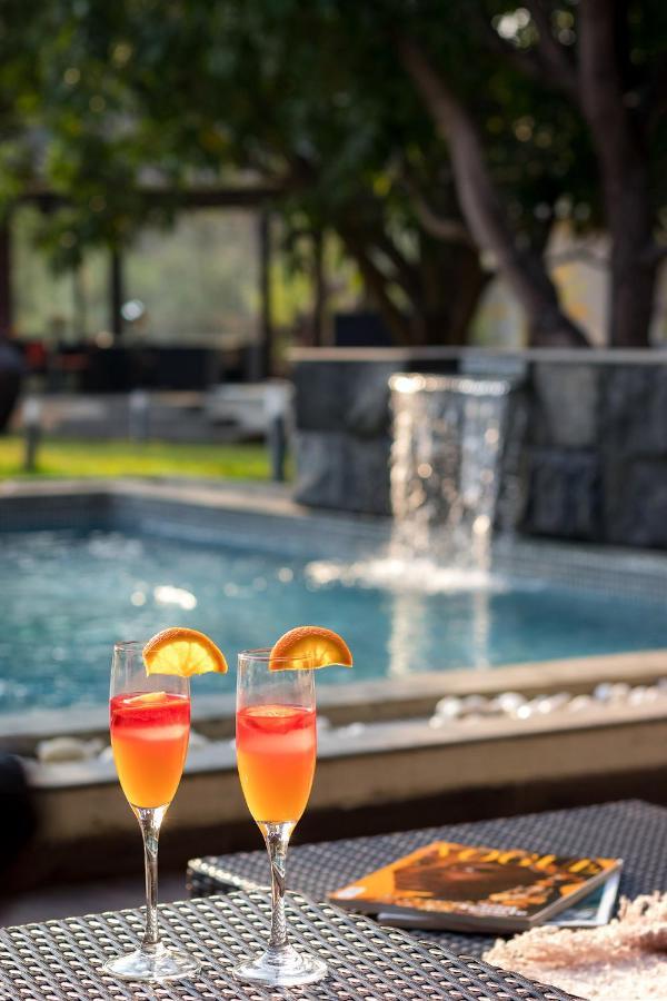 The Leaf By Stayvista - An Enchanting Escape Offering A Pool, Terrace, Lush Lawn, Contemporary Interiors, And Indoor Games Alībāg Buitenkant foto